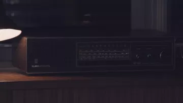 The radio Grunding Rf-625 spotted in Dark S01E03