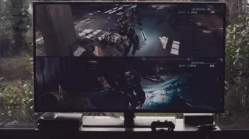 The Playstation 3 console Bartosz (Paul Lux) in the Dark S01E05