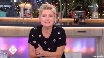 Le t-shirt à fleurs de Anne-Elisabeth Lemoine dans C à vous du 05/02/2018
