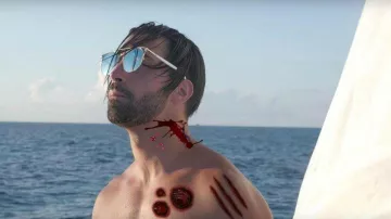 Les lunettes de soleil Diro de Ademo dans le clip J'suis QLF de PNL