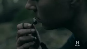 The amulet hammer of Lagertha (Katheryn Winnick) in Vikings S05E10