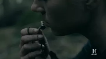 Hammer amulet worn by Lagertha (Katheryn Winnick) in Vikings 5x10