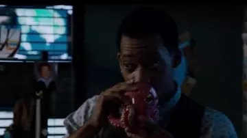 La tasse pieuvre que Monty (Tyler James Williams) a volé à Pénélope (Kirsten Vangsness) dans Esprits Criminels : Unité sans frontières S01E03