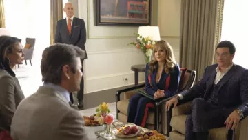 Pants Gucci purple to red bands of Fallon Carrington (Elizabeth Gillies) in Dynasty S01E13