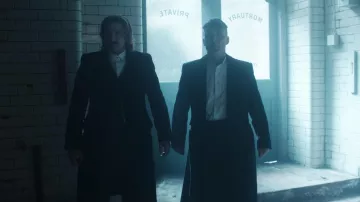 Camisa blanca retro de Thomas Shelby (Cillian Murphy) en Peaky Blinders S04E02