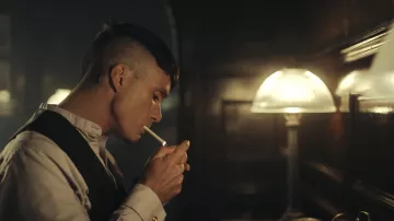 The shirt grey round neck Thomas Shelby (Cillian Murphy) in Peaky Blinders S04E05