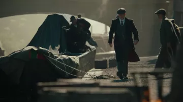 Zapatos negros derby de Thomas Shelby (Cillian Murphy) en Peaky Blinders S04E04