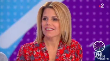 La robe rouge à fleurs de Laura Tenoudji dans Télématin du 09/02/2018