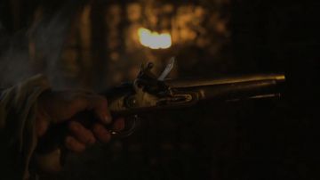 The pistol Jack Sparrow (Johnny Depp) in Pirates of the Caribbean : The fountain of Youth
