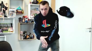 Le pull Playstation de Squeezie dans sa vidéo Ceci n'est pas une foire aux questions