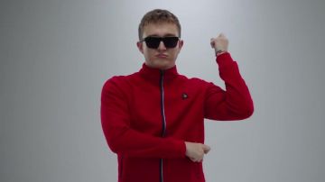 Le sweatshirt rouge Le Coq Sportif de Vald dans son clip Désaccordé