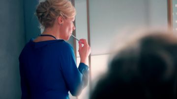 The electronic cigarette Katja Bellini (Katja Riemann) in It's back