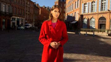 The red coat wool Ophelia Miller in prohibited Area of the 26/11/2017