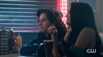 Le bonnet de Jughead Jones (Cole Sprouse) dans Riverdale S01E02