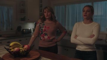 Suéter de malla Tommy Hilfiger de Betty Cooper (Lili Reinhart) en Riverdale S02E13