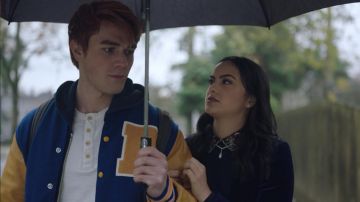 The navy blue jumper collar adorned with Veronica Lodge (Camila Mendes) in Riverdale S02E13