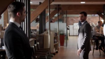 The suit jacket grey Christian Grey (Jamie Dornan) in Fifty shades lighter