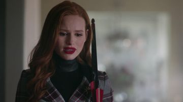 Le pull col roulé Helmut Lang de Cheryl Blossom (Madelaine Petsh) dans Riverdale S02E13