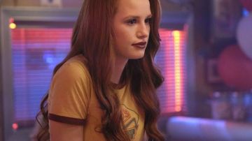 Pop est Chock'lit Shoppe Filles Cosplay Ringer T-Shirt porté par Cheryl Fleur (Madeleine Petsch) comme on le voit dans Riverdale S02E02