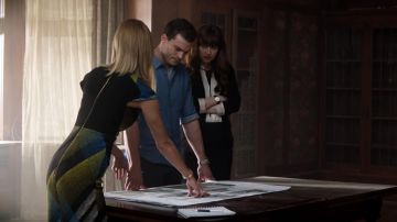 The black skirt of Anastasia Steele (Dakota Johnson) in Fifty shades lighter