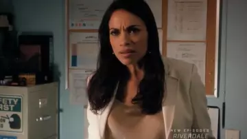 La veste blanche de Jane Ramos (Rosario Dawson) dans Jane The Virgin S04E10