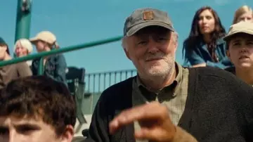The cap Carhartt Donald (John Lithgow) in Interstellar