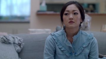 The blouse jean collar, an officer of Julia Sasaki (Amy Okuda) in Atypical S01E03