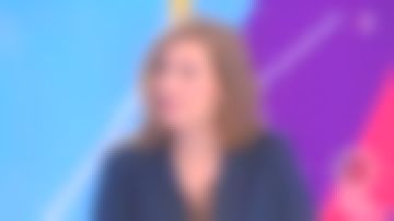 El vestido corto a rayas con cuello en V dentado de Marie Mamgioglou en Télématin del 14/02/2018