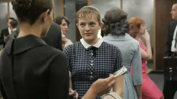 La robe courte tartan de Peggy Olson (Elizabeth Moss) dans Mad Men