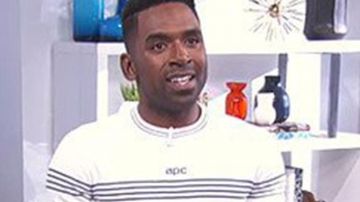Le pull A.P.C. de Justin Sylvester sur E! noticias pop diario