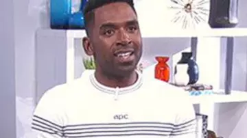 Le pull A.P.C. de Justin Sylvester sur E! news daily pop