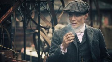 Le faux col rond blanc avec attache métal porté par Thomas Shelby (Cillian Murphy) dans Peaky Blinders (Season 02 Episode 01)