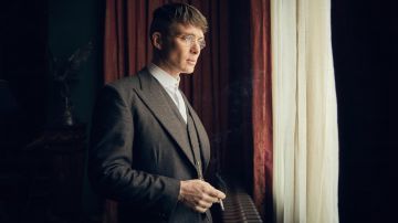 Cuello falso redondo del club de Thomas Shelby (Cillian Murphy) en Peaky Blinders S04E03