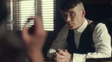 Camisa de cuello redondo de Thomas Shelby (Cillian Murphy) en Peaky Blinders (Temporada 04 Episodio 03)