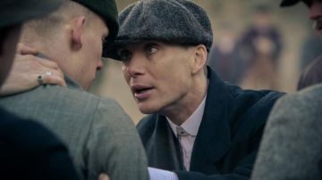 La chemise blanche à rayures mauves et col blanc de Thomas Shelby (Cillian Murphy) dans Peaky Blinders S01E04