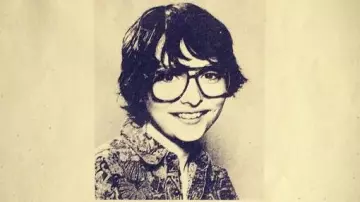 Les lunettes de vue de Richie Tozier (Finn Wolfhard) sur l'affiche "Missing Richie" dans le film Ça