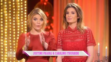 La robe rouge à guipures étoiles de Caroline Ithurbide dans Le grand Bêtisier de la Saint Valentin du 14/02/2018
