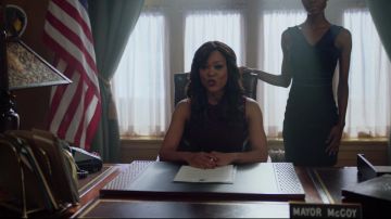 Le maire de la Sierra McCoy (Robin Givens) Bourgogne Robe comme on le voit dans Riverdale S02E13