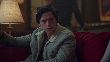 Jughead Jones' (Cole Sprouse) la veste en jean comme on le voit dans Riverdale S02E13