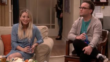 La robe en jean de Penny (Kaley Cuoco) dans The Big Bang Theory S10E14