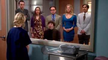 La robe bleue moulante de Penny (Kaley Cuoco) dans The Big Bang Theory S07E16