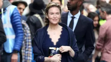 La robe en dentelle bleue de Bridget Jones (Renee Zellweger) dans Bridget Jones 3