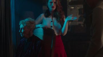 La jupe plissée rouge de Cheryl Blossom (Madeleine Petsch) dans Riverdale