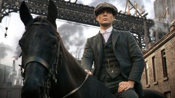 La camisa blanca con rayas moradas con cuello blanco de Thomas Shelby (Cillian Murphy) en Peaky Blinders (Temporada 01 Episodio 01)