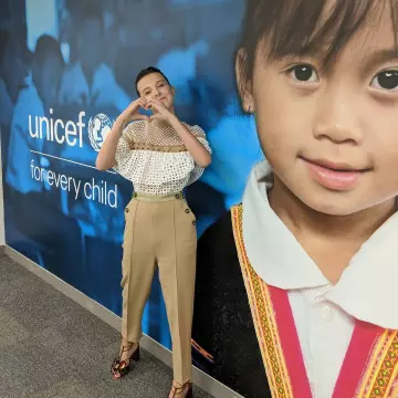 La blouse Shein portée par Millie Bobby Brown sur un de ses posts Instagram