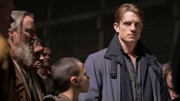 Gabardina usada por Takeshi Kovacs (Joel Kinnaman) como se ve en Altered Carbon S01E05