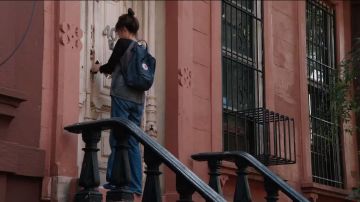 La mochila Fjällräven de Sonia (Cristin Milioti) en It Had To Be You