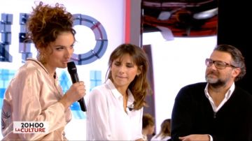 La chaqueta bombers de satén reversible rosa con bordados de Camille Lavabre en L'info du vrai del 14/02/2018