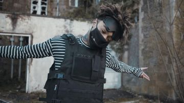 The striped t-shirt Scarlxrd in his video clip Bands