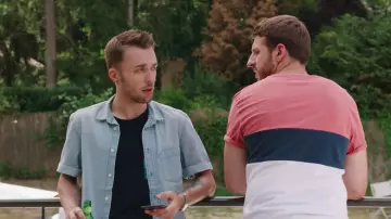 Le t-shirt tricolore à bandes de Maxenss (Maxence Laperouse) dans le clip Placements de produits de Squeezie